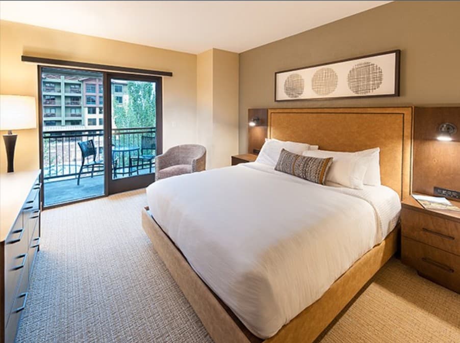 King Hotel Room